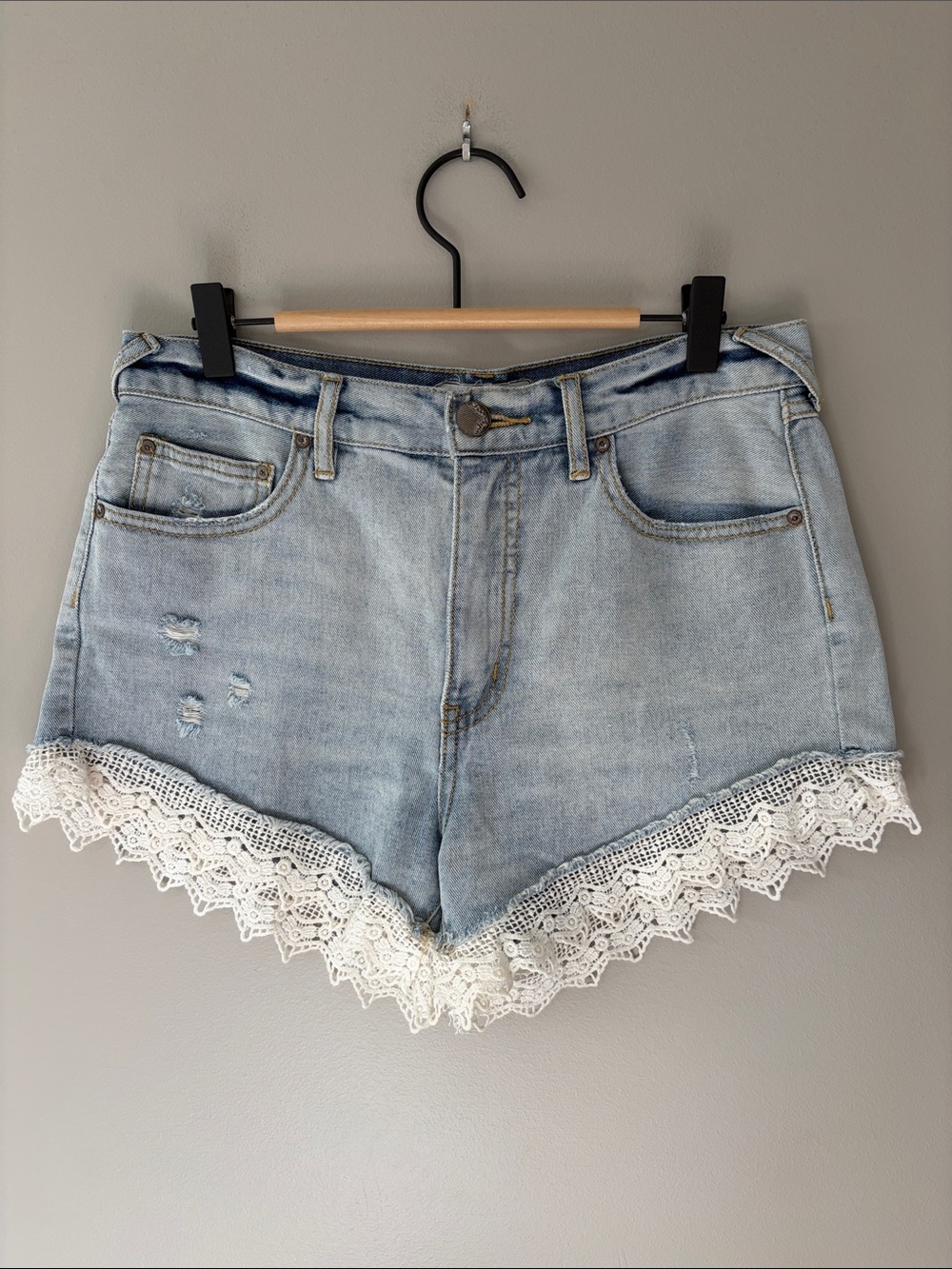 Free People Cali Lace Trim Jean Shorts Size 27 Boho Light Wash Blue‎